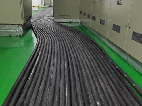 洪洞如何根据理论计算公式计算温度对特定电压测量结果的影响？